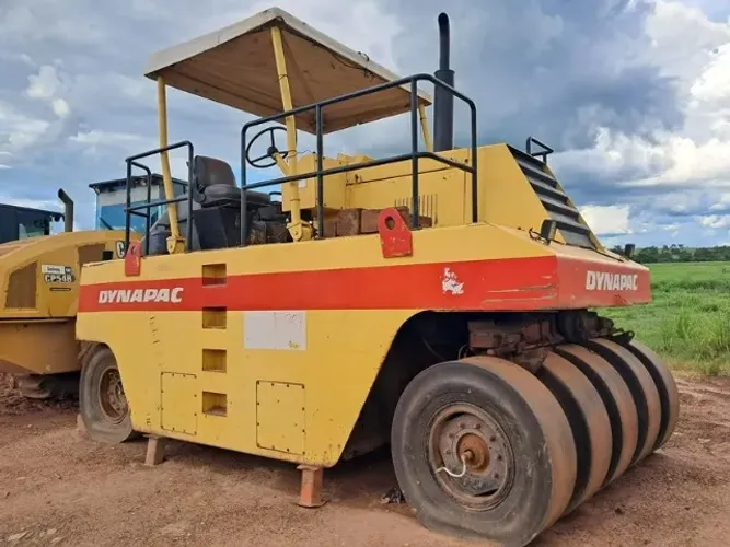 Rolo Compactador de Pneus, marca Dynapac, modelo CP271, ano 2009