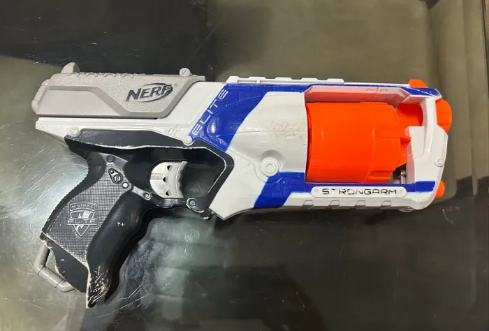 Vendo Nerf N-Strike Elite Strongarm com 6 dardos Elite