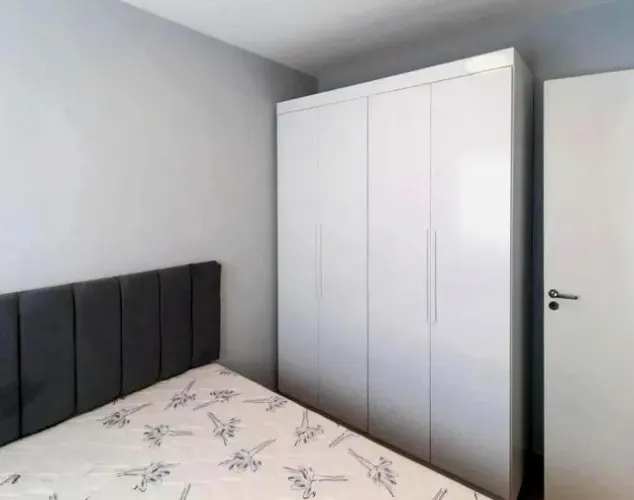 Apartamento dois quartos / Locação anual / com mobília