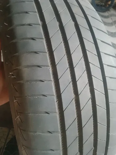Pneu Bridgestone 215/60R17.