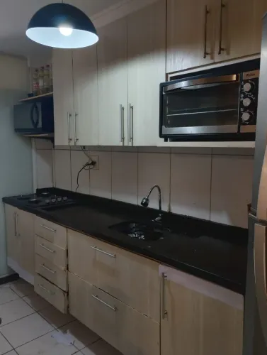 Cozinha planejada com pia de mármore 