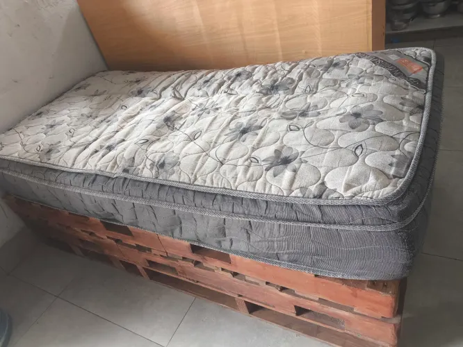 Cama sofá de palete com colchão de molas