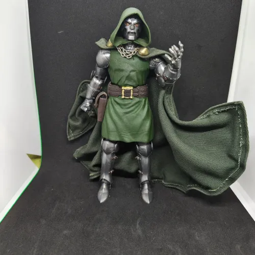 Figura Doctor Doom Baf Super Skrull Marvel Legends