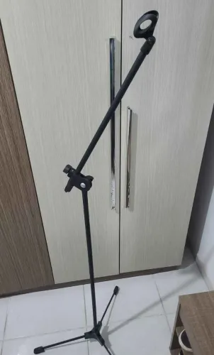 Pedestal de ferro para microfone 