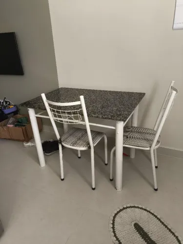 Mesa de jantar com duas cadeiras usados.