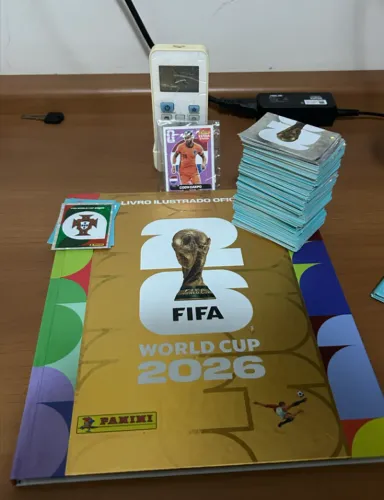 Albúm dourado capa dura +700 figurinhas para colar + Caixa para repetidas e Figurinha Lege