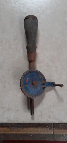 Furadeira manual antiga