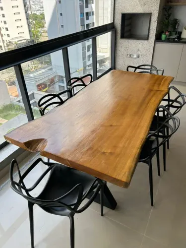 Mesa de jantar em madeira maciça