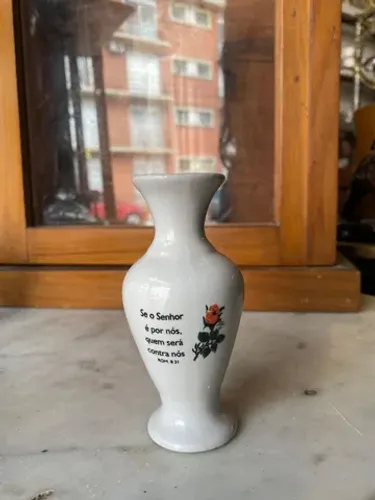 Pequeno vaso decorativo de porcelana. 