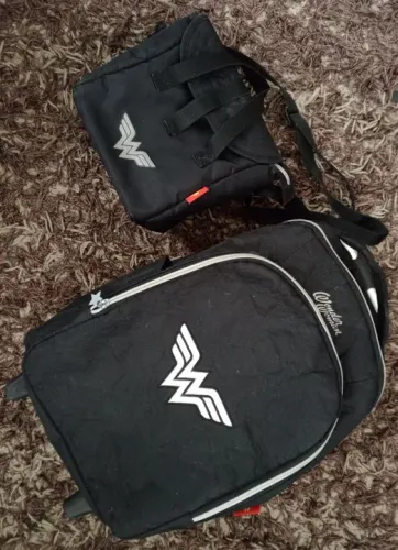 Mochila e Lancheira de Mão Wonder Woman