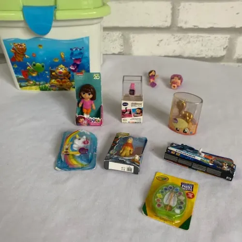 Lote 7 Mini Brands Brinquedos Miniaturas + 2 Bonecas + Maleta Infantil
