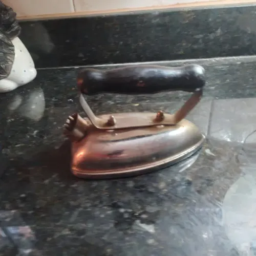 Ferro antigo de passar roupa