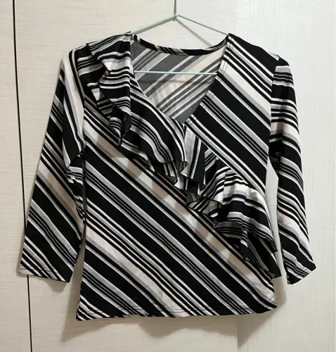 Blusa listrada com babado