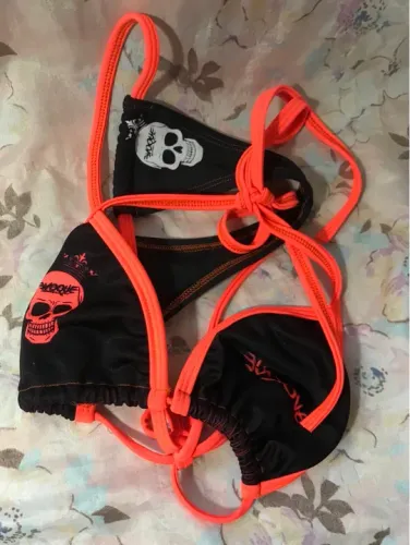 Biquíni Preto com Caveira e Laranja neon