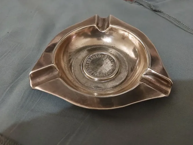 Cinzeiro dourado