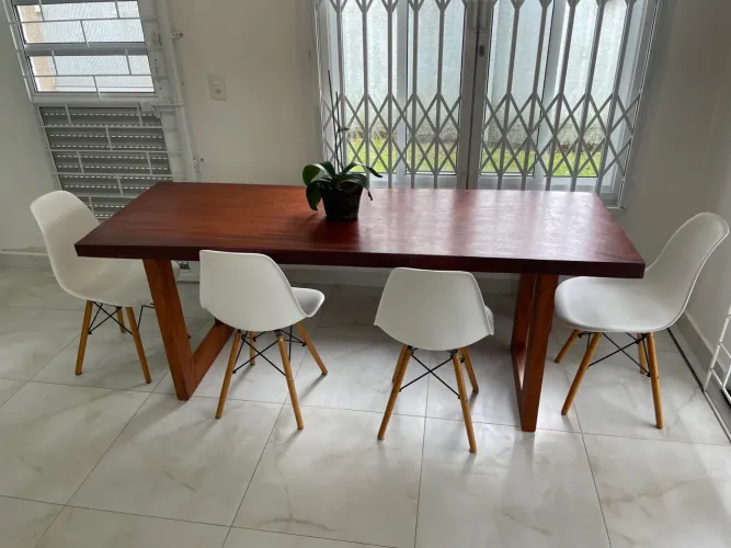 Mesa de Jantar de Madeira Maciça Angelin Pedra