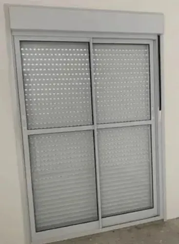 Porta com persiana automática