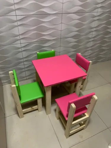Mesa com 4 cadeiras 