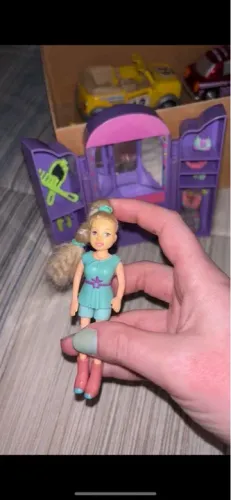 Boneca Polly pocket + guarda roupa