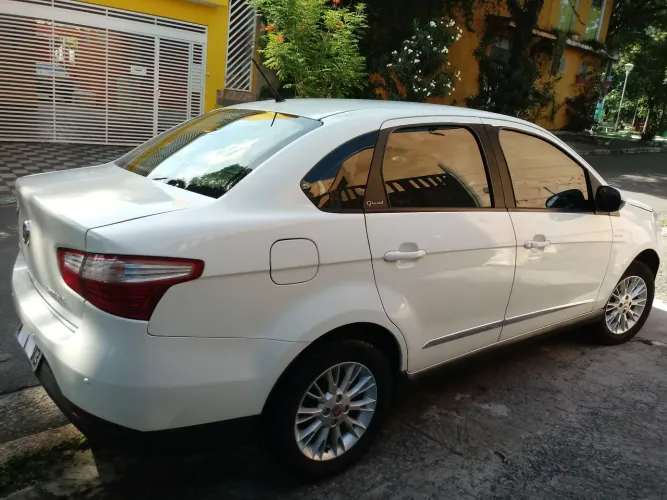 Fiat Grand Siena Essence Dual. 1.6 Flex 16V 2014