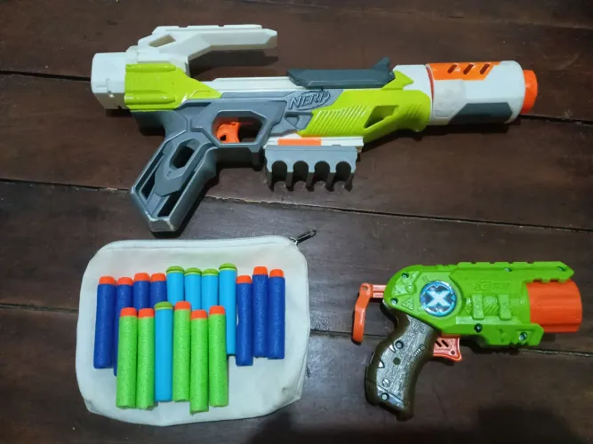 Nerf Modulus e X Shot juntas com munição 