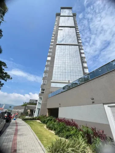 Apartamento mobiliado com 3 suítes e vista espetacular na Penha!