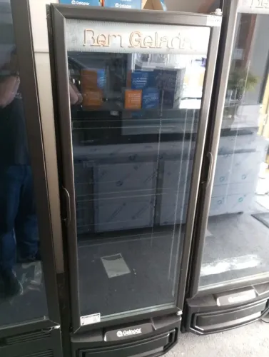 NZ. Cervejeira 400 L porta de vidro Full Black Gelopar