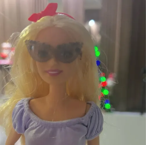 Barbie com óculos estilosos