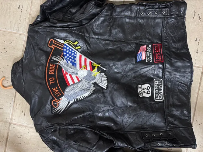 Jaqueta de Couro Estilo Motociclista com Patches