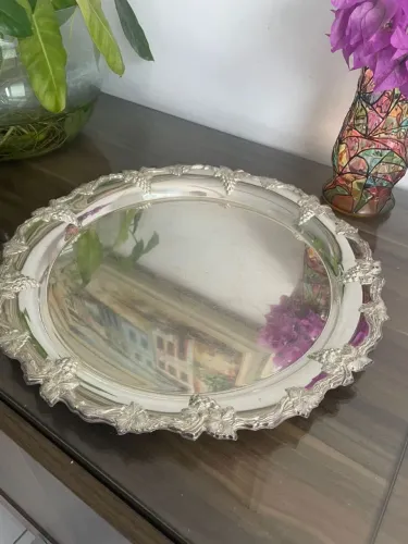 Bandeja de prata com detalhes entalhados retro ajos 70
