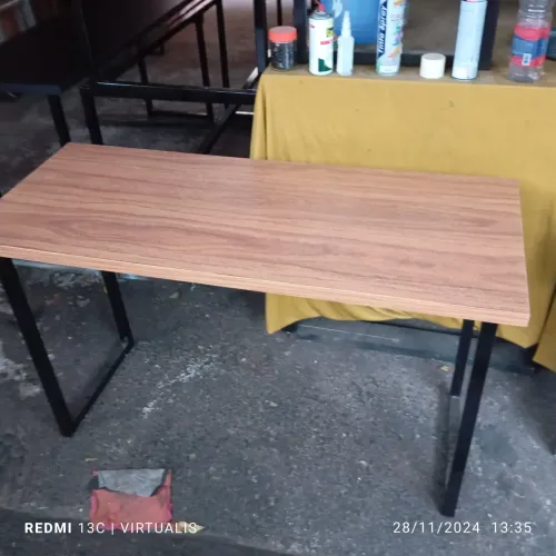 Mesa de Escritório em Mdf com Pernas de Ferro