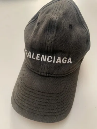 boné balenciaga