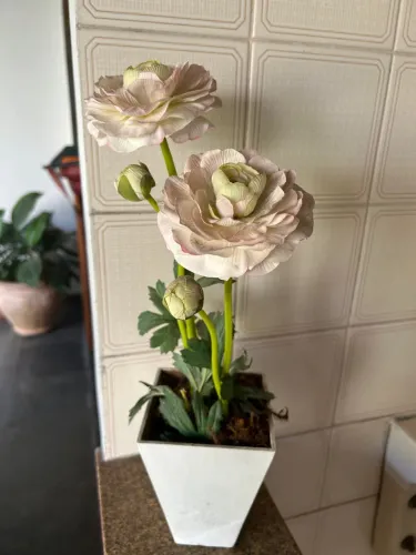 Lindo vaso decorativo com flores artificiais