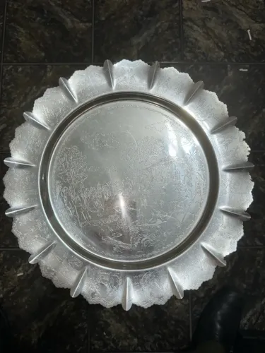 Bandeja de inox banhada a prata trabalhado em relevo baixo cena Brasil colonial