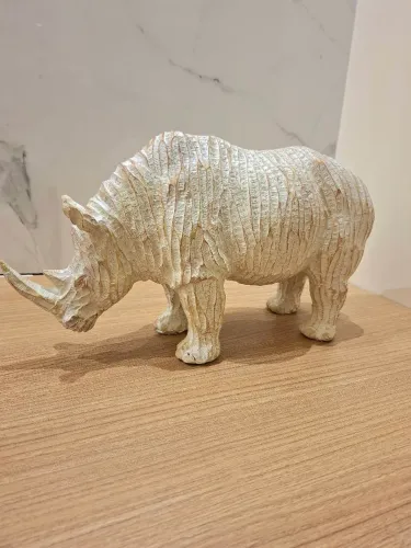 Bela Escultura de Rinoceronte em Miniatura 