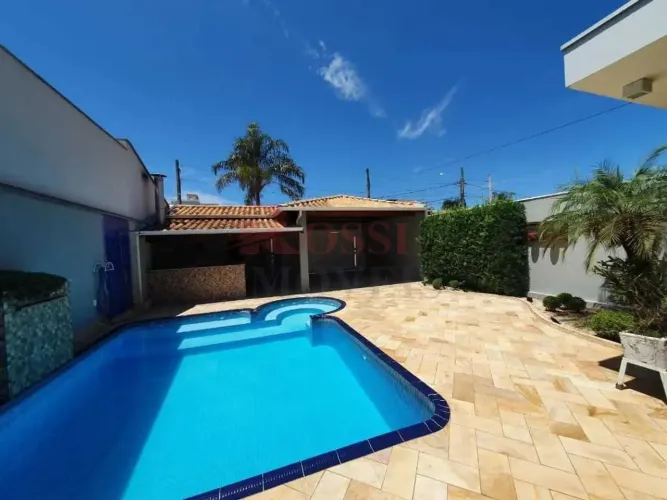 LINDA CASA COM PISCINA EM CONDOMÍNIO FECHADO PARA VENDA