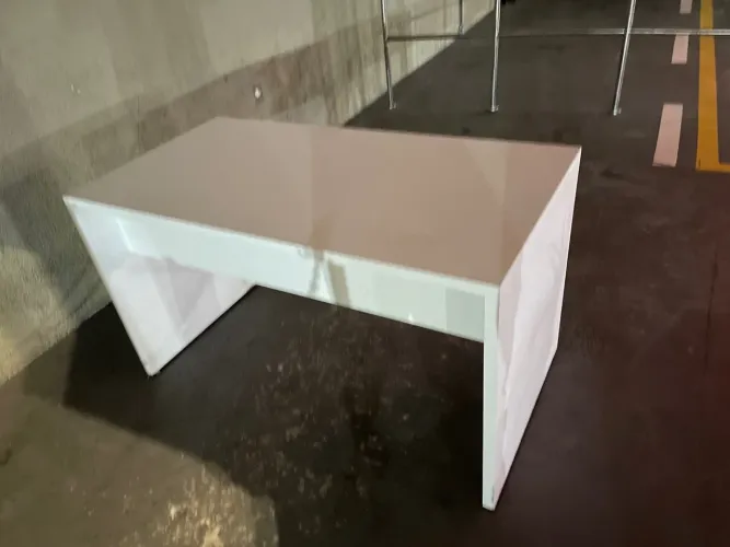 Mesa de escritório branca com design moderno