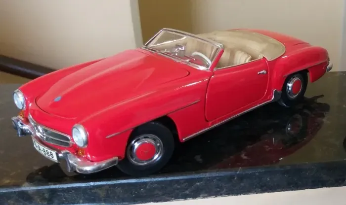 Miniatura de carro Mercedes Benz modelo 190 sl, 1995, vermelha,  maisto.