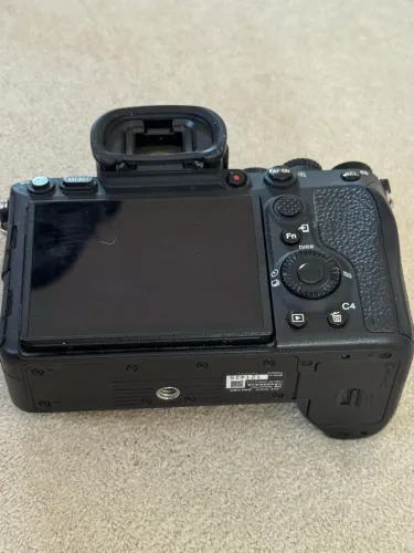 Vendo Câmera Profissional Sony A7R IV - Impecável e como nova!