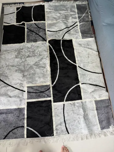 Lindo tapete preto e cinza