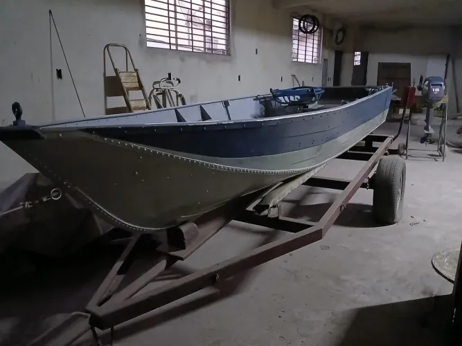 Venda de 1 Lancha - lambari e 2 motores de popa.