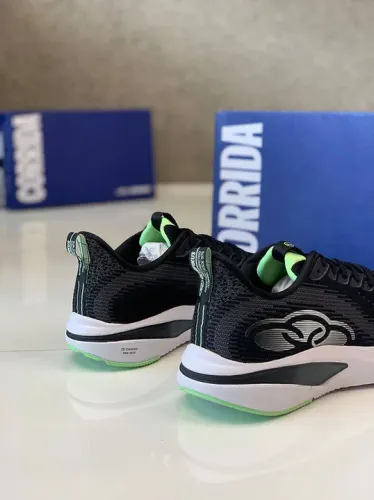 Tênis Corrida - Pretos com detalhes em Verde