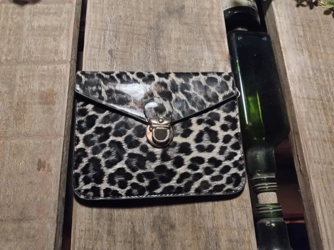 Bolsa vinil animal print oncinha cinza escura