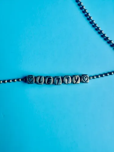 Colar prateado com berloques de letras - nome Letty