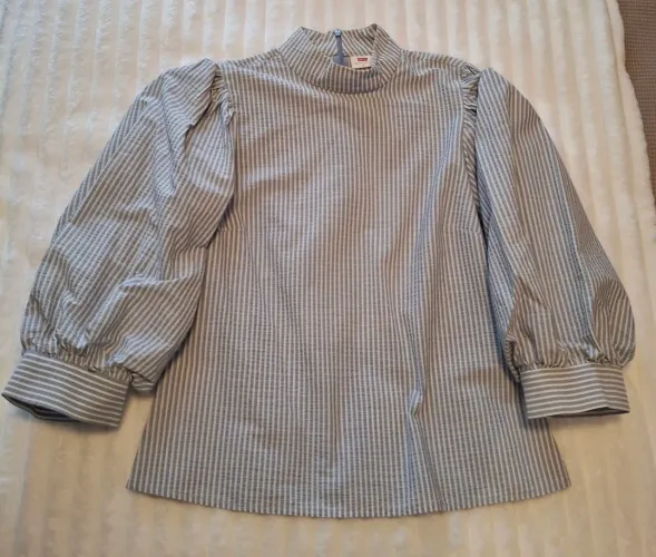 Blusa Listrada com Manga Bufante da Levis