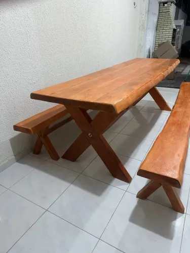 Conjunto de mesa e bancos de madeira rústica