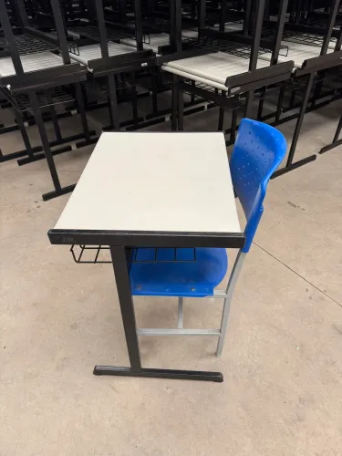 Mesa e cadeira escolar