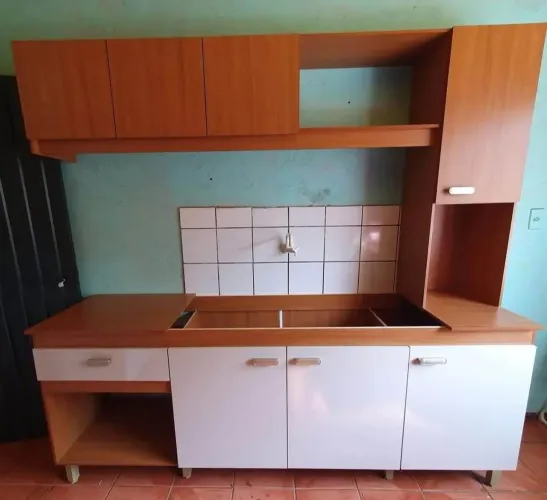 Cozinha compacta com espaço para micro e forno 