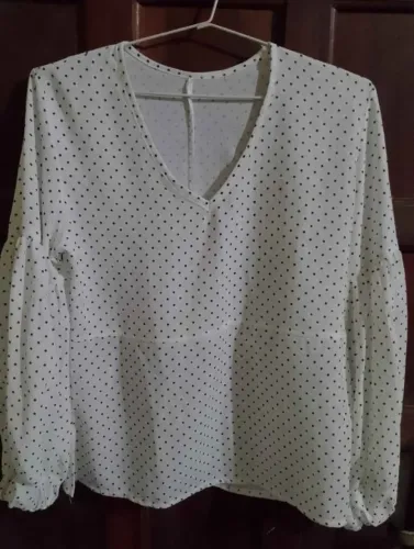 Blusa feminina branca de bolinha preta com manga bufante