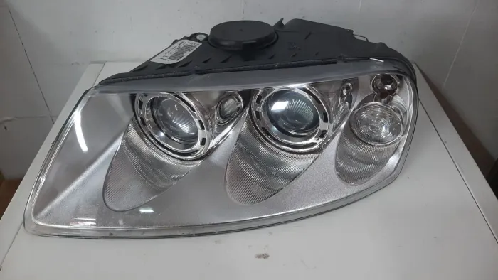 Farol Touareg 2002 (esquerdo) 